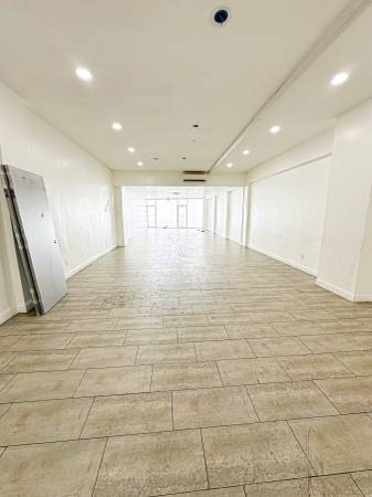 $7,000 / 1800ft2 - HUGE 1800 ft.² STOREFRONT NEAR SUTPHIN VD (Jamaica)63870971809155120