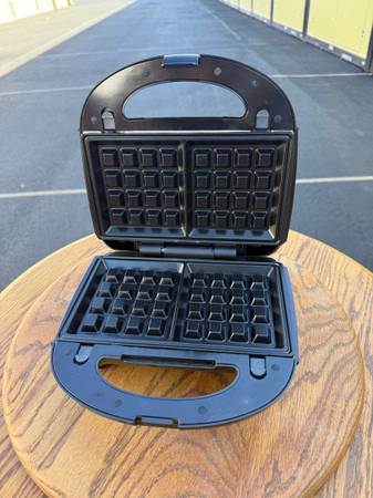 Compact Nonstick Waffle Maker – Like New 1