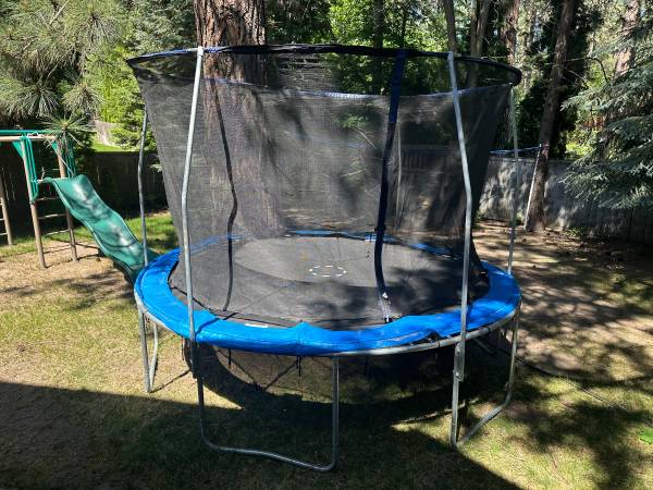 12' Trampoline in excellent shape 1