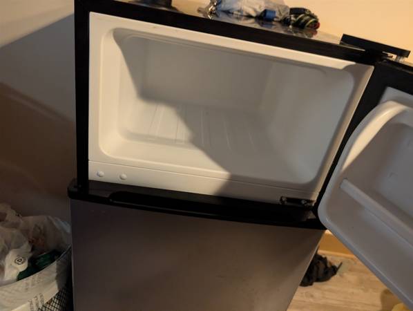 Mini fridge w freezer 1