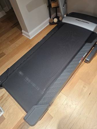 ProForm Pro 2000 Treadmill – Excellent Condition + Manual Included! 1