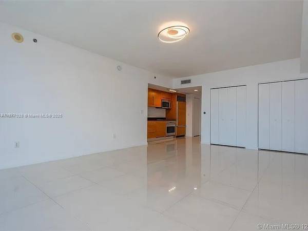$2,395 / 1br - 550ft2 - MOVE IN ASAP! Large luxury studio with waterview (Brickell)64049282181633123