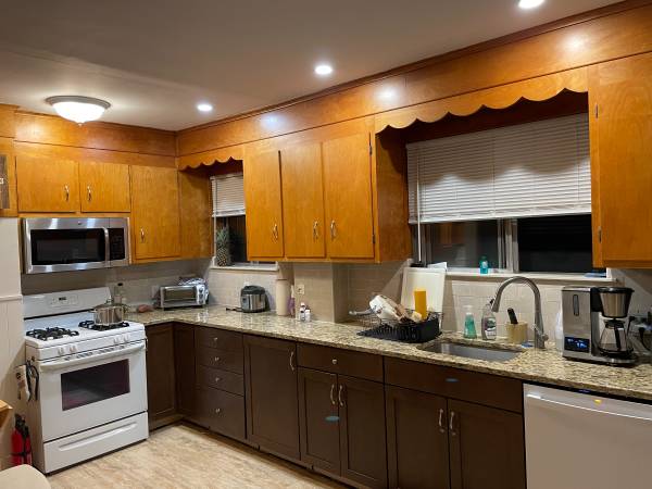 $2,600 / 2br - Beautiful 2 bed on the first floor of a two family with sunroom (Newton)63620274650115124