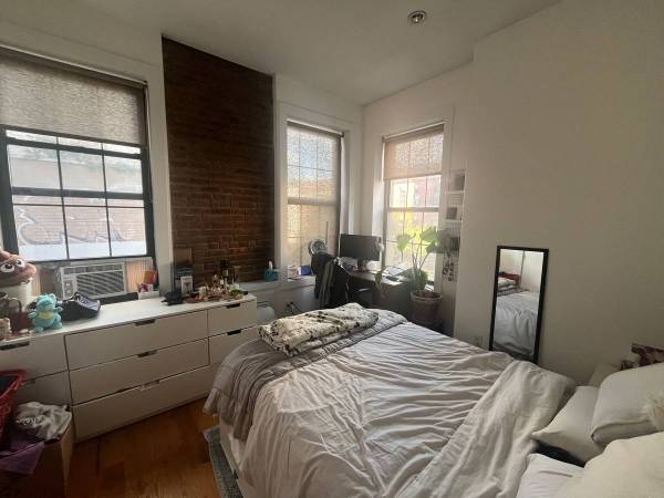 Looking for roommate for December 1 move-in