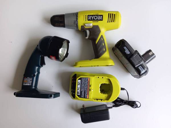 Riobi P205G 18 Volt Li-ion 3/8" Drill, LED Flashlight, Battery & Charger 1