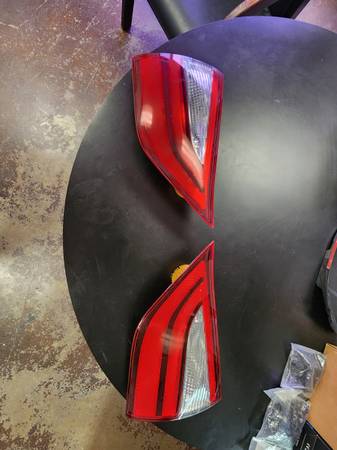 Toyota Sienna inner tail lights 1
