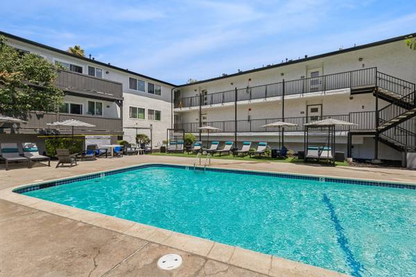$2,895 / 2br - 1000ft2 - Six Weeks Free! (850 Warwick Ave, Thousand Oaks, CA)63800496764035121