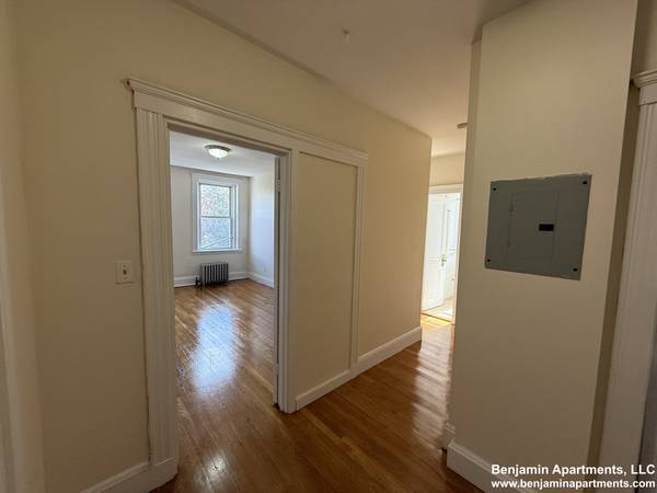 $2,100 / 1br - **BRIGHTON-WASHINGTON ST-1DORMITORIO-CERCA DE COMM AVE, ÁREA LONGWOOD! (Brighton)63863136924931120