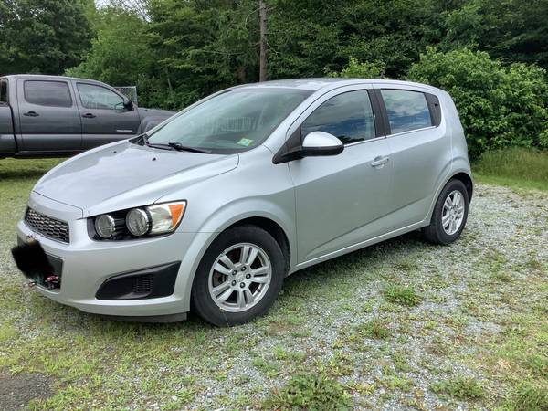 2014 CHEVY SONIC HATCHBACK LT CON RUEDAS ABAJO, PAQUETE DE REMOLQUE! EXCELENTE REMOLQUE PARA RV - $6,000 (Newbury)63622535607553122