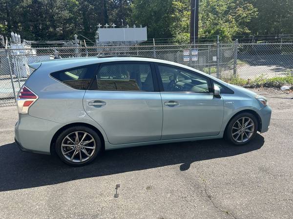 2015 Toyota Prius V Pkg 5 Tech Pkg --Techo, Navi, Cuero, Completo-- - $18,995 (kirkland)63613982208641123