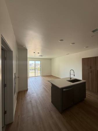 $1,629 / 1br - Top Floor One Bedroom Unit Available For IMMEDIATE Move In! (Murray)63969197383427120