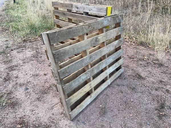 2 FREE very good solid Pallets just put out! 1