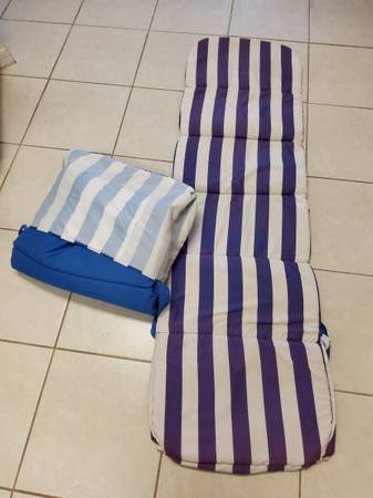 2 FOLDING SUN LOUNGE/CHAISE CUSHIONS/SHOULDER STRAPS TO CARRY TO BEACH 1