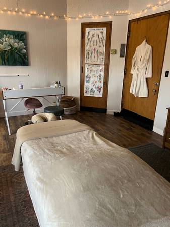 Subarriendo de 300 dólares para terapia de masajes o acupuntura en el centro (Asheville)63179790097923121