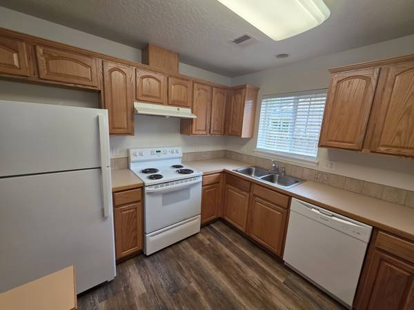 $2,800 / 3br - 1438ft2 - Lovely Condo in North Gilham! (Eugene)63373544141699123