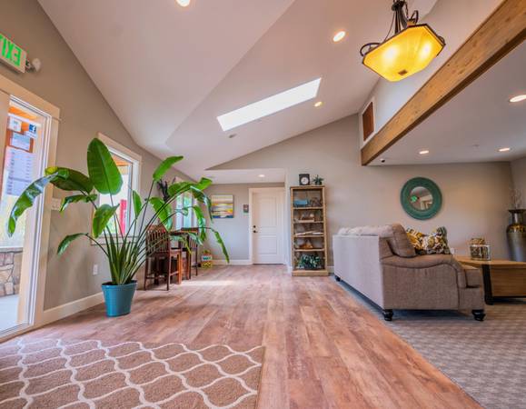 $1,695 / 2br - Aire acondicionado en algunas | Lavadora y secadora de tamaño completo, unidad apta para gatos (West Salem)63660428799361121