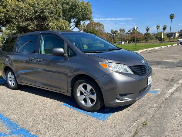 2011 Toyota sienna - $7,50063624732153603123