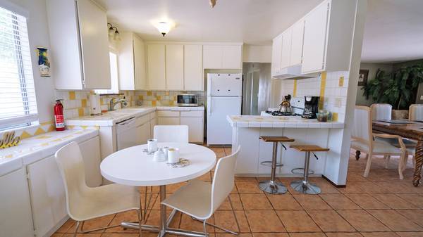 $2,100 / 2br - 2200ft2 - large 2/bed and 2/bath furnished house on 5 acres (Morongo Valley)63686245492865121