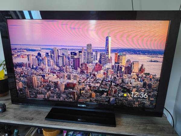 Sony 40-inch LCD TV + Universal Remote 1