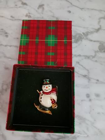 ggJoan Rivers Snowman Pin 1