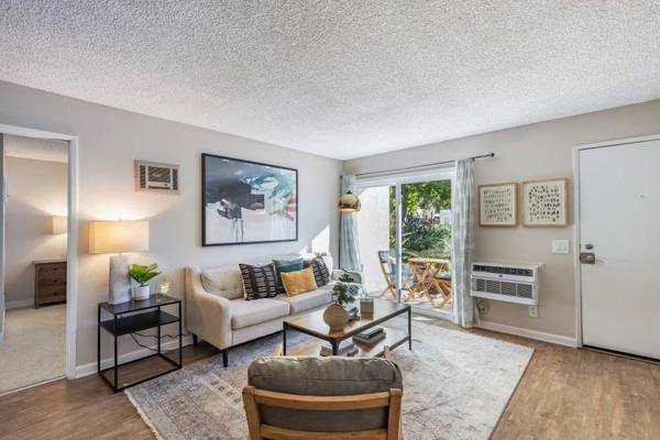 $2,696 / 2 habitaciones - 858 pies² - Área de asientos con foso de fuego, pisos estilo madera, 2B/1B (13409 Midland Rd, Poway, CA)63663904468865122