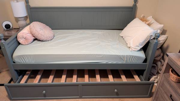 Daybed with trundle 1