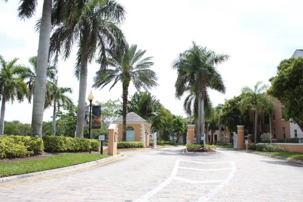 $2000 CONVENIENT 2B/2B IN DEVONAIRE 1