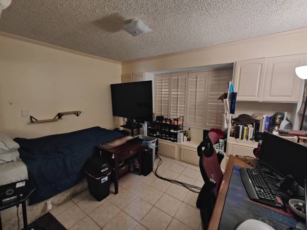 PRIVATE BEDROOM W/SHARED BATHROOM WALKING DISTANCE TO UCR 1