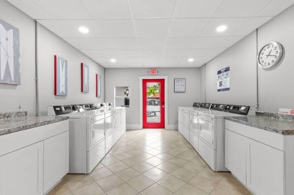 $1,399 / 1br - 675ft2 - Laundry Care Center, On-Site Maintenance, Dedicated Staff! (4055 MacEachen Blvd, Sarasota, FL)63791129317379120