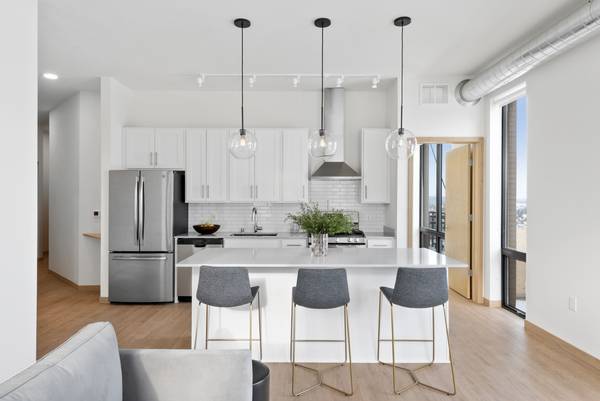 $2,888 / 2br - 924ft2 - Sunlit Corner 2BR/2BA, Balcony, Beautiful Amenities, Great Location! (North Loop)63990530576898121