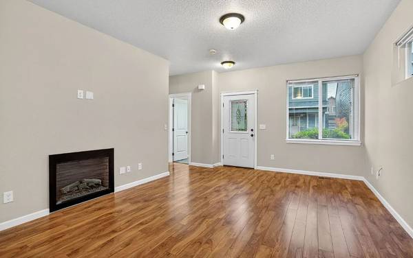 $865 / 2br - This 2 bed / 1.5 bath aparment. (Seattle)64031136403329123