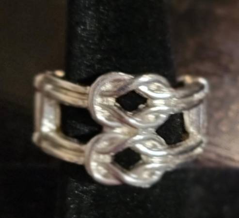 Paparazzi Silver Tone Lovers Knot Ring 1