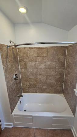 $1,600 / 2br - 900ft2 - 2 BEDROOMS, 1 BATH, 2ND FL. IN QUIET GLADSTONE PARK (GLADSTONE PARK)63898600074114122