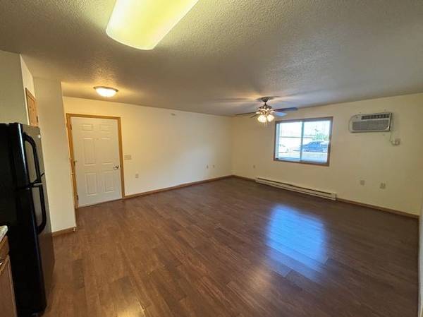 $995 / 2br - 800ft2 - 497 E. South Ave. #1 - Disponible noviembre de 2025 (Chippewa Falls, WI)63845957917315122