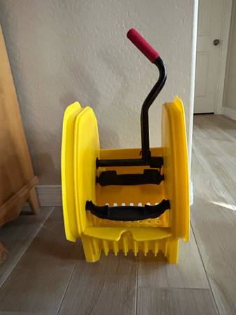 Rubbermaid Commercial Down Press Wringer for WaveBrake Buckets Heavy Duty New 1