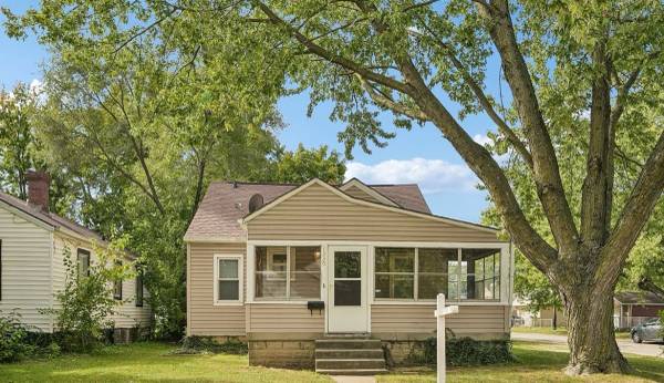 2BD/1BA Charming 1940 Bungalow | Big Living Room + Screened Porch 1