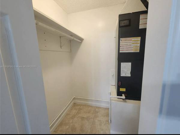$2500.00 / 2br - 1250ft2 - Exceptional duplex in prime Hollywood location.63825138252417124