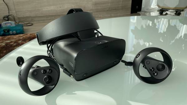 Oculus Rift S VR Gaming Headset and Controllers 1