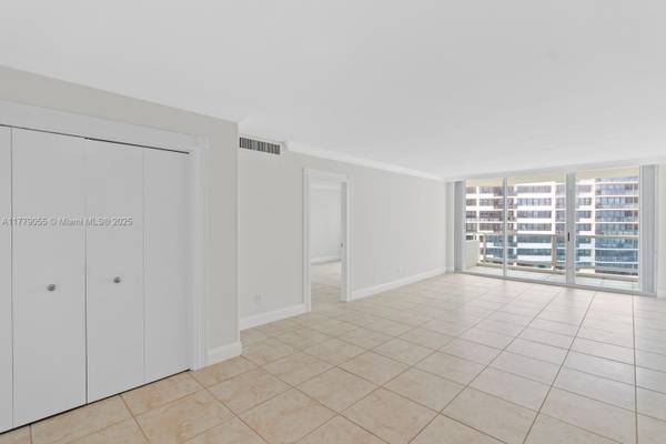 $3,300 / 2br - 1040ft2 - Oversized 2bd with Direct Beach Access! (Seacoast 5151- Miami Beach)64001844775298121
