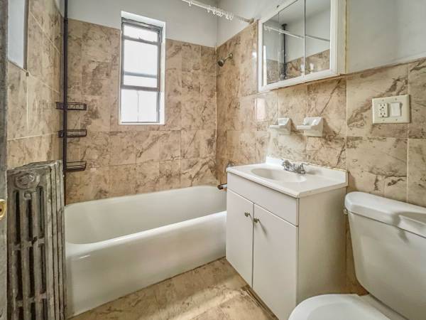 $2,385 / 2br - Very Large 2 Bed 1 Bath in Prospect Lefferts Gardens (Prospect Lefferts Gardens)63689627211777123