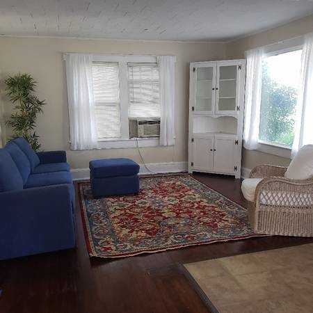 $2350.00 / 2br - 908ft2 - Sunny Craftsman cottage63667080609793124
