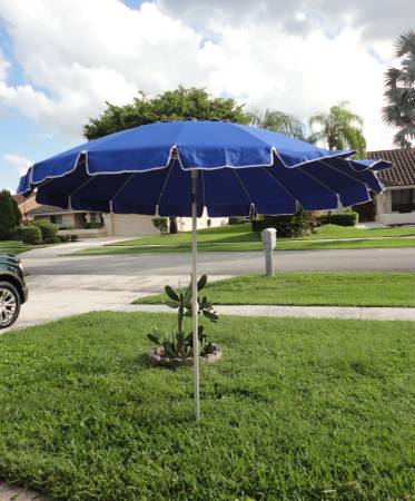 LARGE 7.5' BEACH UMBRELLA WITH CARRYING CASE 1