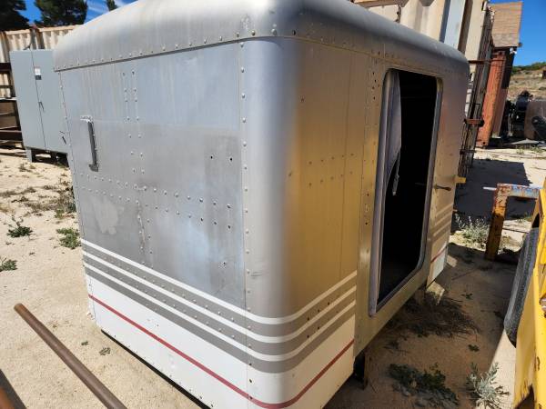 389 379 PETERBILT SLEEPER 62 INCH FLAT TOP (GOOD CONDITION) 1