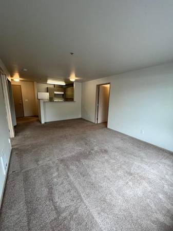 $1,960 / 1br - 698ft2 - Live Steps from Campus! Renovated 1 BR in Vibrant U District (U District)63808107389825120