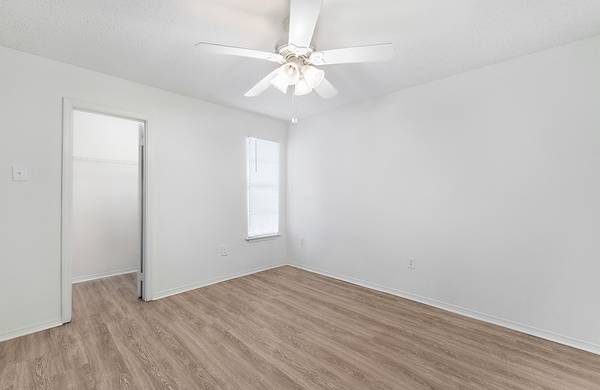 $1,240 / 1br - 722ft2 - Full Upgrade Available 1 Bedroom!! Vinyl Flooring! (Williams Blvd.)63792041908225122