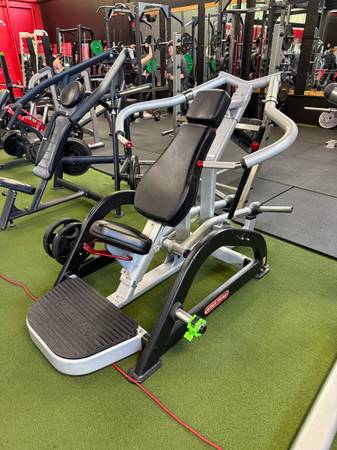 Star Trac Leverage Incline Chest Press 1