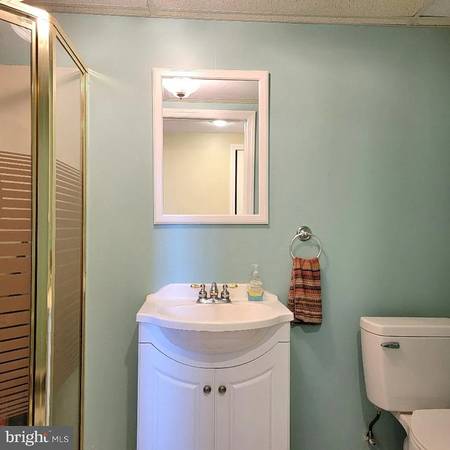 $1000.00 / 1br - 2144ft2 - Estudio en casa bi-nivel - Baño privado63676291369603121