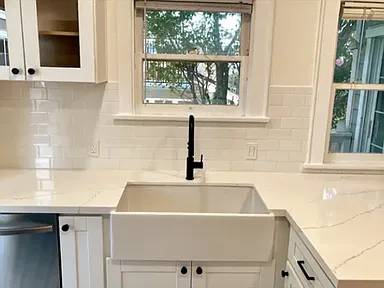 $1,000 / 2br - Charming 2 bedroom/2 bathroom cottage located in the (CA)63998452803459122