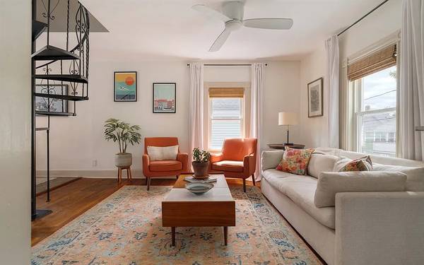 $3,800 / 1000ft2 - Available Nov 1, or earlier - 3 Bed / 1 Bath Condo - Electric Included (Somerville)63996406261123121