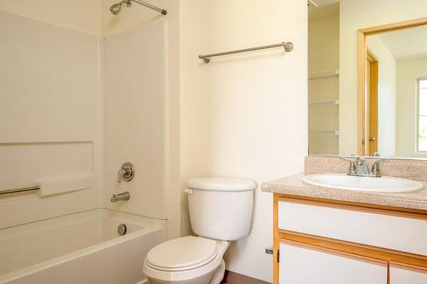 $1,398 / 1br - 661ft2 - Directly On MAX Line, Courtyard Views, Media Room, Spa/Hot Tub (Hillsboro)63820882768259124